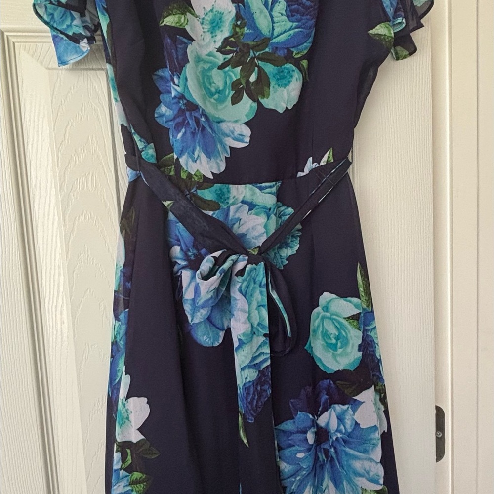 Jessica Howard navy blue Dress with Blue and Green Floral Accents
Gently Worn